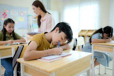 MINT-Unterricht, Lehrer und Sch?ler im Mathematikunterricht-stock-photo