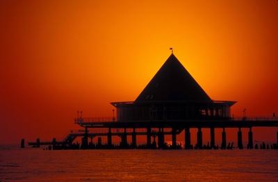 Bildnummer: 50532867  Datum: 01.07.2004  Copyright: imago/St?pperRestaurant auf der Heringsdorfer Seebr?cke im Sonnenuntergang , Geb?ude, au?en, Au?enansicht; 2004,Usedom, Heringsdorf, Ostsee, Seebad, Seeb?der, Ostseeinsel, Pyramide, Pyramiden, , Gastronomie , Ausflugsziel , Aktivit?ten, Ostseebad, Ostseeb?der, Restaurants, Abend, abends, Seebr?cken, Urlaub, Abendlicht,  D?mmerung, Sonnenunterg?nge; , quer, Kbdia, Einzelbild, Meer, K?ste, Br?cken, Deutschland,  , Reisen, Mecklenburg Vorpommern, Europa / Silhouette, Farbeffekt, orange, Sehensw?rdigkeit-stock-foto