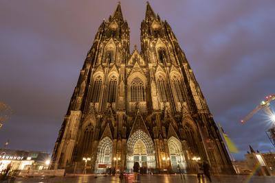Die Frontseite vom K?lner Dom zeigt sich nach Jahrzehnten erstmals wieder ohne Ger?st. Diese als selten geltende Ansich-stock-photo