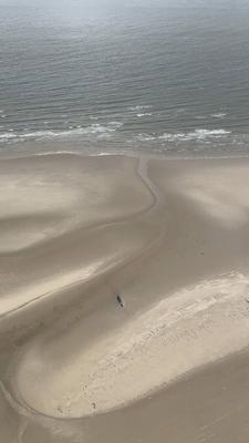 Erneut ist ein Wal oestlich von Wangerooge am 14.05.2025 gestrandet Zweite Walstrandung innerhalb von 3 Monate auf der Sandbank Minsener Oog Vermutlich ist der Wahl auf der Sandbank bei Ebbe gestrandet. Um was f?r einen Wal es sich handelt ist noch unklar. Der jetzige Wal ist auch einige Meter kleiner als der im Februar gestrandet war.Fotos Videoscreenshots wurde aus einem Hubschrauber erstellt . Es lag eine ?berfluggenemigung vor. Niedersachsen Deutschland *** Another whale stranded east of Wangerooge on 14 05 2025 Second whale stranding within 3 months on the sandbank Minsener Oog Presumably the whale stranded on the sandbank at low tide It is still unclear what kind of whale it is The current whale is also a few meters smaller than the-stock-foto