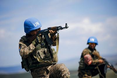 Mongolische Soldaten tragen blaue Helme der UN (United Nations) waehrend einer Uebung fuer den Einsatz in VN-Friedensmis-stock-foto