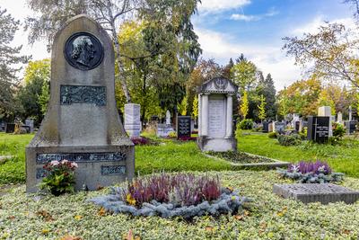 DEU, Deutschland, Baden-W?rttemberg, Stuttgart, 23.10.2019: Pragfriedhof Stuttgart im Herbst. Grab des Pfarrers und Lyri-stock-foto