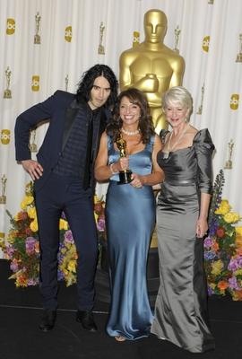 Bildnummer: 54962448  Datum: 27.02.2011  Copyright: imago/PicturePerfectL-R: Russell Brand, Susanne Bier & Helen Mirren 83RD ANNUAL ACADEMY AWARDS - PRESSROOM Hollywood PUBLICATIONxNOTxINxUSAxUK Entertainment People Film Oscar Verleihung Los Angeles Preistr?ger Troph?e Objekte kbdig xkg 2011 hoch Aufmacher premiumd o0 Bester ausl?ndischer o0 OscarsBildnummer 54962448 Date 27 02 2011 Copyright Imago Picture Perfect l r Russell Brand Susanne Beer & Helen Mirren 83rd Annual Academy Awards Pressroom Hollywood PUBLICATIONxNOTxINxUSAxUK Entertainment Celebrities Film Oscar award Ceremony Los Angeles Prize winners Trophy Objects Kbdig xkg 2011 vertical Highlight premiumd o0 Best foreign o0 Oscars-stock-foto