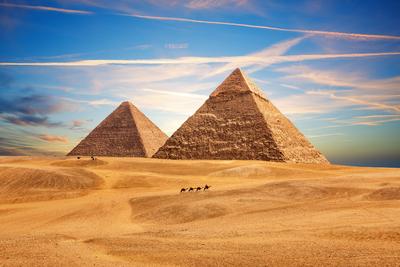 The Pyramid of Chephren and the Pyramid of Cheops in the sands of Giza desert, Egypt The Pyramid of Chephren and the Pyr-stock-foto