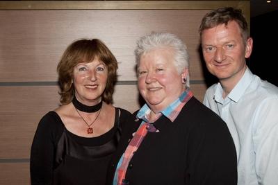 Autorin Val McDERMID (mi.), Portrait / Portraet, Halbfigur, mit Schauspieler Michael KESSLER (li.) und Buergermeisterin-stock-foto