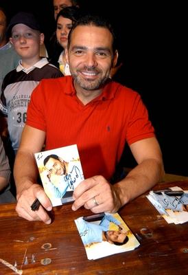 Bildnummer: 50454677  Datum: 12.05.2004  Copyright: imago/LindenthalerSchauspieler Giovanni Arvaneh (GER) anl?sslich eines Pressetermins zur ARD-Serie - Marienhof - in M?nchen, Personen , optimistisch; 2004, M?nchen, Pressetermin, TV, Fernsehen, l?cheln, l?chelnd, l?chelt, Autogrammstunde, Signierstunde, Autogramm, Autogramme; , hoch, Kbdig, Einzelbild, close, Film, Kunst, Deutschland, Randbild, People-stock-foto