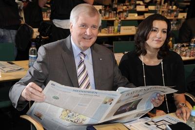 Bildnummer: 56156871  Datum: 07.10.2011  Copyright: imago/Sven SimonDer CSU-Vorsitzende Horst SEEHOFER liest den Bayernkurier, daneben die stellv. Generalsekret?rin Dorothee BAER B?r, CSU Parteitag 2011 am 07. und 08.10.2011 in N?rnberg, 07.10.2011. People Politik xsp x0x 2011 quer Politik Politics Partein Parties CSU Christian Social Union Parteitage Party Conferences aktuellPolitik  56156871 Date 07 10 2011 Copyright Imago Sven Simon the CSU Chairman Horst Seehofer reads the Bayernkurier next to it the Vice General secretary Dorothee Baer Bear CSU Party 2011 at 07 and 08 10 2011 in Nuremberg 07 10 2011 Celebrities politics xsp x0x 2011 horizontal politics POLITICS Parties Parties CSU Christian Social Union Party days Party Conferences aktuellPolitik-stock-photo