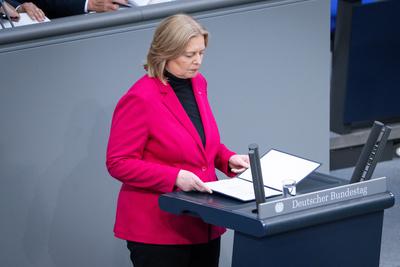 Deutscher Bundestag, 4. Plenarsitzung-stock-foto