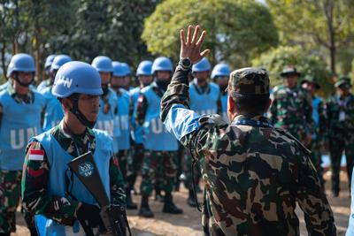 RECORD DATE NOT STATED  A Nepali solider, serving as a field training exercise instructor, advises Indonesian National A-stock-foto