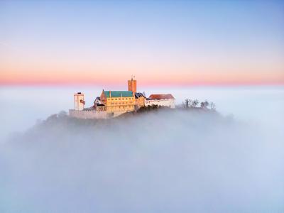 News Bilder des Tages 05.11.2024, GER, Unesco Welterbe Burg Wartburg Die Unesco Welterbe Burg Wartburg hoch ?ber der Sta-stock-photo