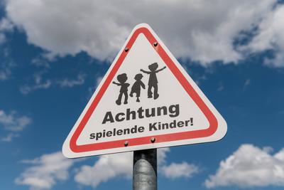 Weltkindertag am 20. September Hinweisschild Achtung spielende Kinder! . Das Schild ist kein offizielles Verkehrszeichen-stock-foto