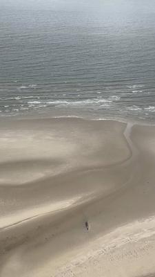 Erneut ist ein Wal oestlich von Wangerooge am 14.05.2025 gestrandet Zweite Walstrandung innerhalb von 3 Monate auf der Sandbank Minsener Oog Vermutlich ist der Wahl auf der Sandbank bei Ebbe gestrandet. Um was f?r einen Wal es sich handelt ist noch unklar. Der jetzige Wal ist auch einige Meter kleiner als der im Februar gestrandet war.Fotos Videoscreenshots wurde aus einem Hubschrauber erstellt . Es lag eine ?berfluggenemigung vor. Niedersachsen Deutschland *** Another whale stranded east of Wangerooge on 14 05 2025 Second whale stranding within 3 months on the sandbank Minsener Oog Presumably the whale stranded on the sandbank at low tide It is still unclear what kind of whale it is The current whale is also a few meters smaller than the-stock-foto
