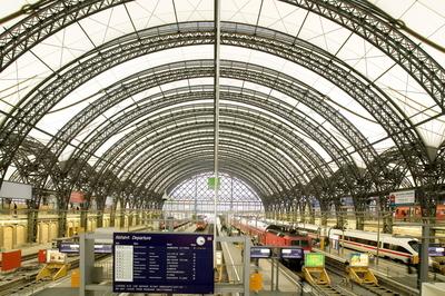 Architektur von Norman Foster Dresden Hauptbahnhof Der Hauptbahnhof in Dresden wurde von 1892 bis 1897 unter Leitung von-stock-foto