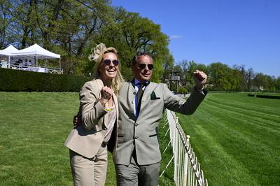 Patrick Graf von Faber-Castell und Sandra-Sophie Trauboth bei der Gro?en Saisoner?ffnung 2025 auf der Rennbahn Hoppegart-stock-foto