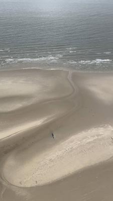 Erneut ist ein Wal oestlich von Wangerooge am 14.05.2025 gestrandet Zweite Walstrandung innerhalb von 3 Monate auf der Sandbank Minsener Oog Vermutlich ist der Wahl auf der Sandbank bei Ebbe gestrandet. Um was f?r einen Wal es sich handelt ist noch unklar. Der jetzige Wal ist auch einige Meter kleiner als der im Februar gestrandet war.Fotos Videoscreenshots wurde aus einem Hubschrauber erstellt . Es lag eine ?berfluggenemigung vor. Niedersachsen Deutschland *** Another whale stranded east of Wangerooge on 14 05 2025 Second whale stranding within 3 months on the sandbank Minsener Oog Presumably the whale stranded on the sandbank at low tide It is still unclear what kind of whale it is The current whale is also a few meters smaller than the-stock-foto