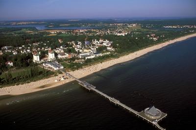 Bildnummer: 50635982  Datum: 15.08.2004  Copyright: imago/G?nter SchneiderSeebr?cke vor dem Ostseebad Heringsdorf, Landschaft; 2004, Luftaufnahme, Ostsee, Ostseebad, Ostseeb?der, Strand, Str?nde, Sandstrand, Sandstr?nde, Badestrand, Badestr?nde, Badeh?user, Haus, H?user, Steg, Stege, Seebr?cken; , quer, Kbdia, Totale, Meer, K?ste, Vogelperspektive, Perspektive, Deutschland,  , Reisen, Europa / !ACHTUNG LUFTAUFNAHME 100 % HONORARAUFSCHLAG!, Mecklenburg Vorpommern, Weite; Aufnahmedatum gesch?tzt-stock-foto