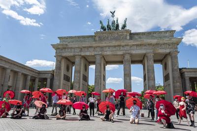 SexarbeiterInnen der Verb?nde BesD und BSD bei einer Kundgebung zum Internationalen Hurentag am Brandenburger Tor in Be-stock-foto
