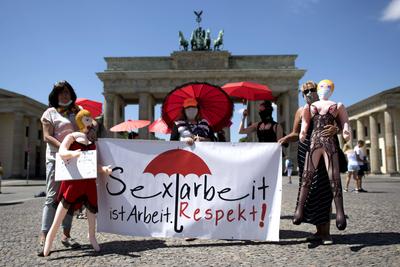 DEU, Deutschland, Germany, Berlin, 02.06.2020 Frauen mit Transparent Sexarbeit ist Arbeit Respekt fuer mehr Rechte von-stock-photo