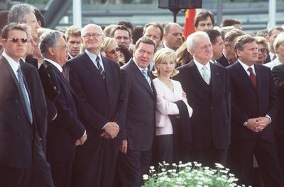 Bildnummer: 56900596  Datum: 01.06.2000  Copyright: imago/teutopressGerhard Schr?der mit Ehefrau Doris Schr?der-K?pf und Johannes Rau bei der Er?ffnung der EXPO 2000 in Hannover 06/00 urb Politik Partei SPD Bundeskanzler Kanzler Regierung Bundesregierung kurzhaarig seri?s stehend draussen EXPO-Gel?nde Messegel?nde halb quer abwartend Gespr?ch Menschen Fototermin EXPO-Er?ffnung am 31.05. / 01.06.2000 in Hannover rechts neben Johannes Rau (mit gefalteten H?nden): Aleksander Kwasniewski (polnischer Staatspr?sident) People x0x xsk 2000 quer  56900596 Date 01 06 2000 Copyright Imago  Gerhard Schr?der with Wife Doris Schr?der K?pf and John Tough at the Opening the EXPO 2000 in Hanover 06 00 URB politics Party SPD Federal Chancellor Chancellor Government Federal government short seriously standing outside EXPO Centre Exhibition Centre half horizontal wait Conversation People Photo call EXPO Opening at 31 05 01 06 2000 in Hanover right next to John Tough with folded Hands Aleksander Kwasniewski Polish State President Celebrities x0x xSK 2000 horizontal-stock-foto