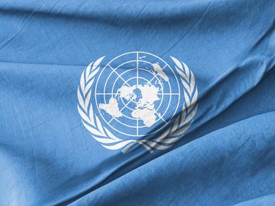 Blaue Flagge mit Emblem als Symbol f?r weltweite Einheit und Zusammenarbeit-stock-photo
