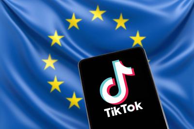 TikTok Logo aus China mit EU Europ?ische Union Flagge soziale Medien auf einem Handy-stock-photo