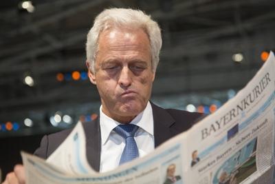 Peter RAMSAUER Bundesverkehrsminister liest Bayernkurier Politik Parteitag CSU am 19 10 2012 i-stock-foto
