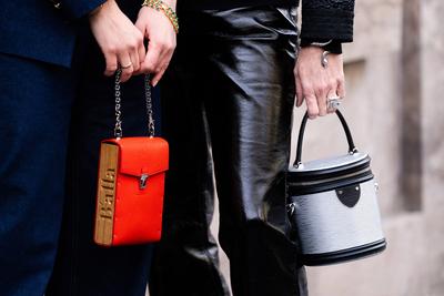 Mailand, Italien - 28. M?rz 2024: Frauen tragen Balla und Louis Vuitton Cannes Taschen. Mode Frau Outfit Details-stock-photo