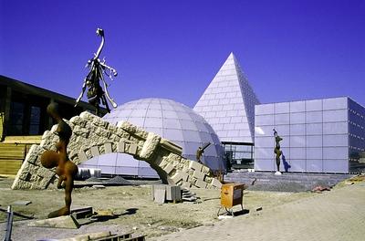 Bildnummer: 50447471  Datum: 10.04.2000  Copyright: imago/ecomedia/robert fishmanAufbau des d?nischen Pavillons - Vorbereitungen zur EXPO 2000 in Hannover, Objekte; 2000, Hannover, Messegel?nde, Pavillon, Weltausstellung, d?nischer, d?nisch, D?nemark, Aufbauarbeiten, Vorbereitung, Bauarbeiten; , quer, Kbdia, Totale, Deutschland / Farbeffekt, Lila; Aufnahmedatum gesch?tzt-stock-foto