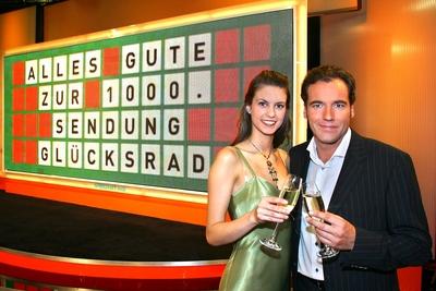 Bildnummer: 50093469  Datum: 05.06.2002  Copyright: imago/HRSchulzKatrin Wrobel (GER) und Moderator Thomas Ohrner (GER) feiern die 1000. Gl?cksrad-Sendung bei Kabel 1, Personen, optimistisch; 2002, TV Show, Gl?cksrad, Rateshow, Quiz, Fernsehshow, Ratetafel, Schriftzug; , quer, Kbdig, Fotoshooting, Thommy, Tommy, Gruppenbild, close, Deutschland, Randbild, People-stock-foto