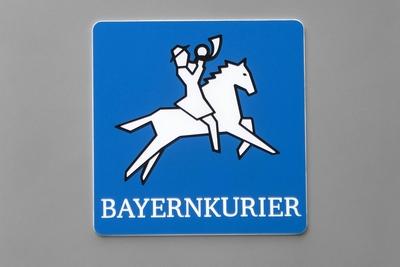 Ins Horn bl?st der Reiter auf dem Logo des Bayernkurier am Eingang zum Franz Josef Strauss Haus d-stock-foto
