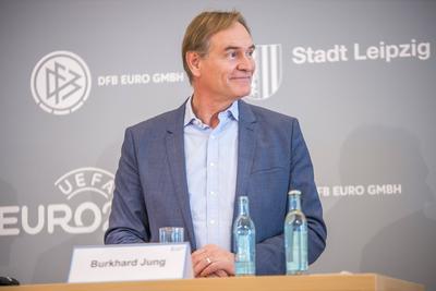 in vier Jahren findet die UEFA EURO 2024 in Deutschland statt. Leipzig ist mit der Arena einer von zehn Standorten, in d-stock-foto