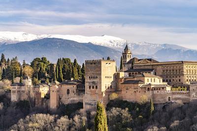 Alhambra Blick vom Mirador de San Nicolas auf Alhambra und die schneebedeckten Berge der Sierra Nevada, Granada, Andalus-stock-foto