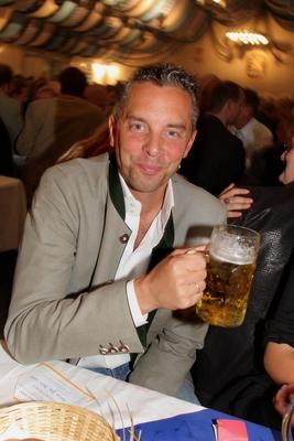 Berliner Oktoberfest Patric Graf von Faber Castell kam Alleinen, seine frau dreht zur Zeit beim Berliner Oktoberfest 200-stock-foto