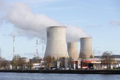 Das Kernkraftwerk Tihange bei Huy an der Maas in der Provinz L?ttich, Belgien. *** The Tihange nuclear power plant near-stock-photo