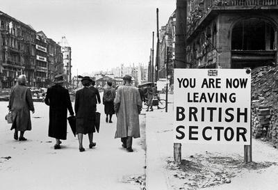 Nachkriegszeit in Berlin Passanten beim Verlassen des British Sector im Berlin der Nachkriegszeit, Deutschland 1947., Be-stock-foto