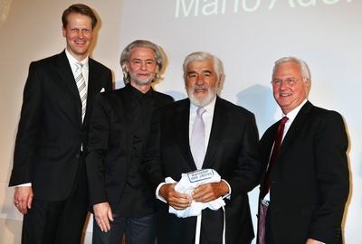 Johannes Grosspietsch ( Busche Verlag Geschaeftsfuehrer ) mit Preistraeger Genieser des Jahre Mario Adorf mit Laudator H-stock-foto