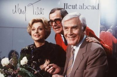 Bildnummer: 56660511  Datum: 01.02.1986  Copyright: imago/teutopressv.l.: Nadja Tiller, Walter Giller, Joachim Fuchsberger in Heut Abend (ARD) 02/86 wie TV Fernsehen Schauspiel Show Studio Dekoration Kulisse ARD Unterhaltung Hund Tier leger Schmuck Ohrring sitzend Gespr?ch Logo Schild halb quer People 02 xmk x0x 1986 quer  56660511 Date 01 02 1986 Copyright Imago teutopress V l Nadja Tiller Walter Giller Joachim Fuchsberger in Today Evening ARD 02 86 like TV Television Acting Show Studio Decoration Backdrop ARD Entertainment Dog Animal casual Jewellery Earring seated Conversation emblem Shield half horizontal Celebrities 02 xmk x0x 1986 horizontal-stock-foto