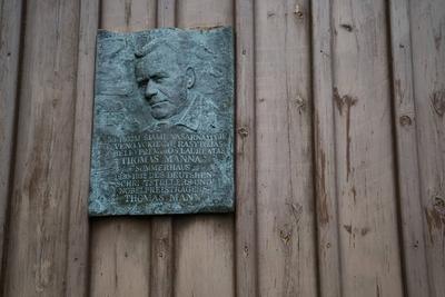 Litauen Litauen 20160820 Baltikum Gedenktafel am Wohngeb?ude von Thomas Mann in Nidda auf der k-stock-photo