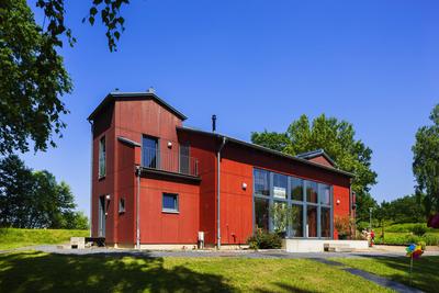 Im Sommer laden die Dippelsdorfer Teiche zum Baden, sowie das Rote Haus in die Natur ein. Das heutige Rote Haus ist ein-stock-photo