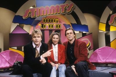 Bildnummer: 56731060  Datum: 01.12.1989  Copyright: imago/teutopressWolfgang Lippert (re.) mit Hape Kerkeling und Isabel Varell 12/89 h?r Wolfgang Lippert (rechts) mit seinen G?sten Isabel Varell und Hape Kerkeling im Dezember 1989 in seiner Sendung Stimmt s? (ARD, RB) Deutschland deutsch Deutscher Mann TV Moderator Moderation DDR Show Kulisse Deko Fernsehstudio german host presenter kurzhaarig Brille Jackett Hemd quer halb sitzend l?chelnd stimmts People xdp x0x 1989 quer Highlight  56731060 Date 01 12 1989 Copyright Imago teutopress Wolfgang Lippert right with Hape Kerkeling and Isabel Varell 12 89 hearing Wolfgang Lippert right with his Guests Isabel Varell and Hape Kerkeling in December 1989 in his Consignment true S ARD RB Germany German German Man TV presenter Moderation GDR Show Backdrop Decoration Television German Host Presenter short Glasses Jacket Shirt horizontal half seated smiling  Celebrities XDP x0x 1989 horizontal Highlight-stock-foto