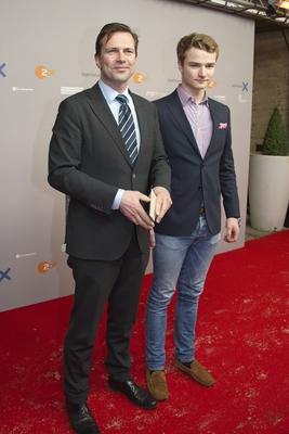 Steffen Seibert mit Sohn Moses Steffen Seibert mit Sohn Moses bei der Premiere vom ZDF-Dreiteiler Unsere M?tter, unsere-stock-foto
