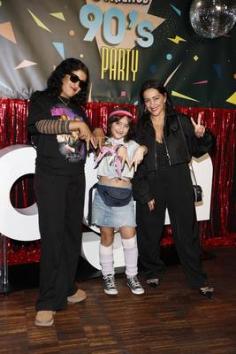 Banafsheh Hourmazdi, Darstellerin Eliah Lade und ihre Mutter Emira beim Photocall zur Premiere der ersten Staffel der JO-stock-foto