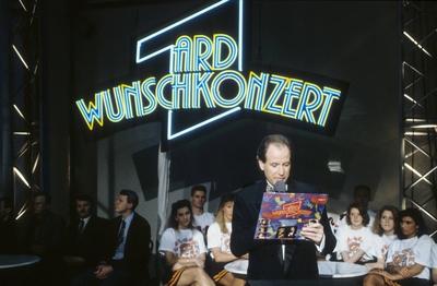 Bildnummer: 56762062  Datum: 01.01.1992  Copyright: imago/teutopressMax Schautzer im ARD-Wunschkonzert 01/93 te quer halb stehend moderierend Schallplatte Menschenmasse seri?s Anzug Logo Mann Fernsehen Moderation Show ARD Mikrophon People 01 xmk x0x 1992 quer  56762062 Date 01 01 1992 Copyright Imago teutopress Max Schautzer in ARD Wish concert 01 93 Te horizontal half standing moderierend Record Crowd seriously Suit emblem Man Television Moderation Show ARD Microphone Celebrities 01 xmk x0x 1992 horizontal-stock-foto