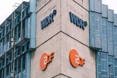 D?sseldorf 04.02.2024 WDR Westdeutscher Rundfunk ARD ?ffentlich-rechtlicher Rundfunk Logo Schriftzug ZDF Zweites Deutsch-stock-foto