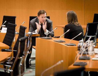 Steffen Seibert, Regierungssprecher der deutschen Bundesregierung und Ulrike Demmer, Stellvertretende Regierungsspreche-stock-foto