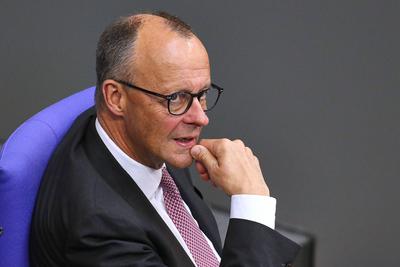 Berlin, Deutschland, 15.05.2025: Deutscher Bundestag: 4. Bundestagssitzung: Bundeskanzler Friedrich Merz (CDU) schaut co-stock-foto
