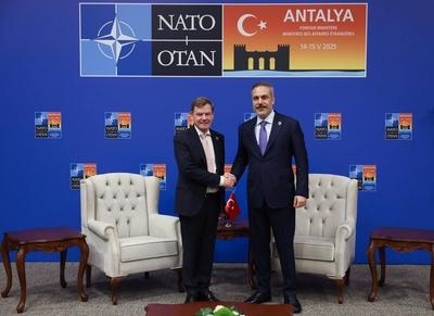 Turkish Foreign Minister Hakan Fidan meets with German Federal Foreign Minister Johann Wadephul on the sidelines of the informal meeting of NATO-stock-foto
