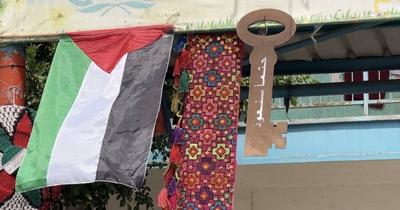 Palestinians attend an event marking the 77th anniversary of the Nakba at Al-Jaouni School, which houses displaced persons-stock-foto