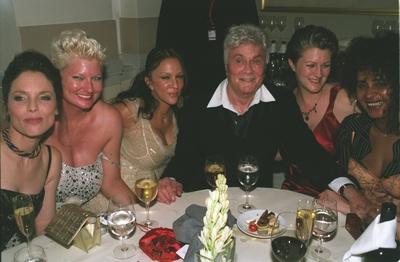 Bildnummer: 56951529  Datum: 04.02.2004  Copyright: imago/teutopressTony Curtis (Mi.) mit Tochter Kelly (li.), Ehefrau Jill und seinen T?chtern Allegra und Alexandra (2.v.re.) 02/04 urb Mann Familie Schauspiel Schauspieler Film Amerika Hollywood USA grauhaarig kurzhaarig seri?s festlich Anzug sitzend halb quer l?chelnd Saal Feier Preistr?ger Ehrenpreis Allegra Curtis Alexandra Sargent Kelly Curtis Fototermin Verleihung 39. Goldene Kamera am 04.02.2004 im Konzerthaus am Gendarmenmarkt in Berlin People x0x xkg 2004 quer  56951529 Date 04 02 2004 Copyright Imago  Tony Curtis Mi with Daughter Kelly left Wife Jill and his Daughters Allegra and Alexandra 2 V right 02 04 URB Man Family Acting Actor Film America Hollywood USA grauhaarig short seriously festive Suit seated half horizontal smiling Room Celebrations Prize winners Honour Award Allegra Curtis Alexandra Sargent Kelly Curtis Photo call award Ceremony 39 Golden Camera at 04 02 2004 in Konzerthaus at Gendarmenmarkt in Berlin Celebrities x0x xkg 2004 horizontal-stock-foto
