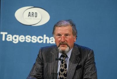 Bildnummer: 55566500  Datum: 01.07.1985  Copyright: imago/Horst Galuschkader Journalist und Sprecher Wilhelm St?ck vor dem Logo der Tagesschau - 1985 People Kultur xdp 1985 quer Highlight Wilhelm St?ck ARD Logo Nachrichten Tagesschau Sprecher Journalist einzel einzeln sprechenBildnummer 55566500 Date 01 07 1985 Copyright Imago Horst Galuschka the Journalist and Spokesman Wilhelm St?ck before the emblem the Daily review 1985 Celebrities Culture XDP 1985 horizontal Highlight Wilhelm St?ck ARD emblem Messages Daily review Spokesman Journalist Singles single talk-stock-foto